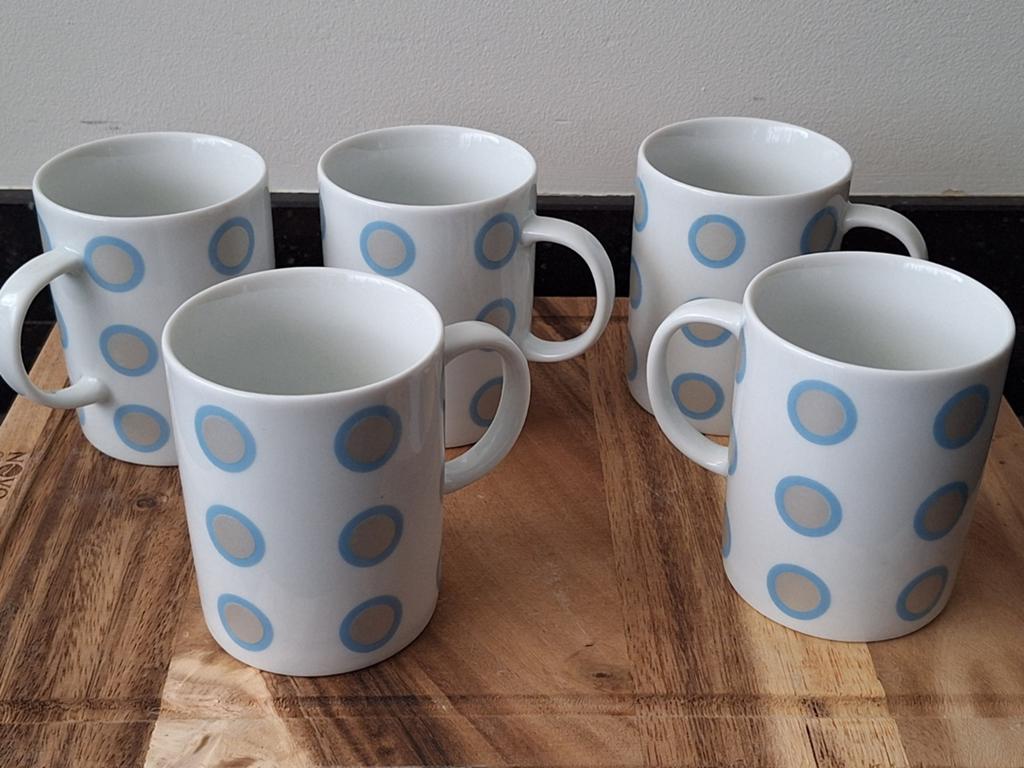 5 HEMA mokken wit met zilver/blauwe stippen, Ophalen of Verzenden, Zo goed als nieuw, Overige stijlen, Kop(pen) en/of Schotel(s)