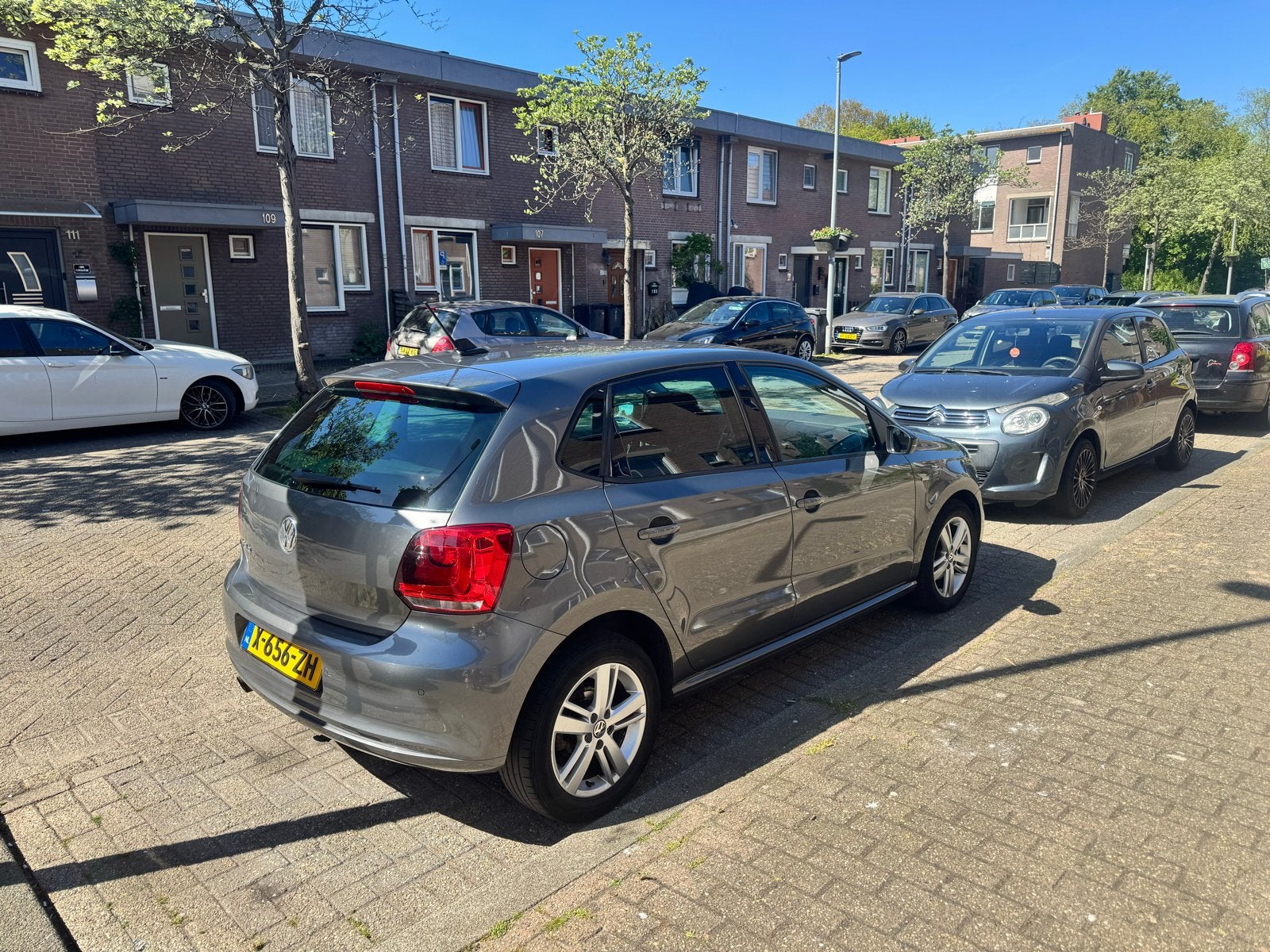 Volkswagen Polo 1.2 TSI 77KW 2012 Grijs Match uitvoering, Auto's, Voorwielaandrijving, 40 €/maand, Zwart, Leder en Stof