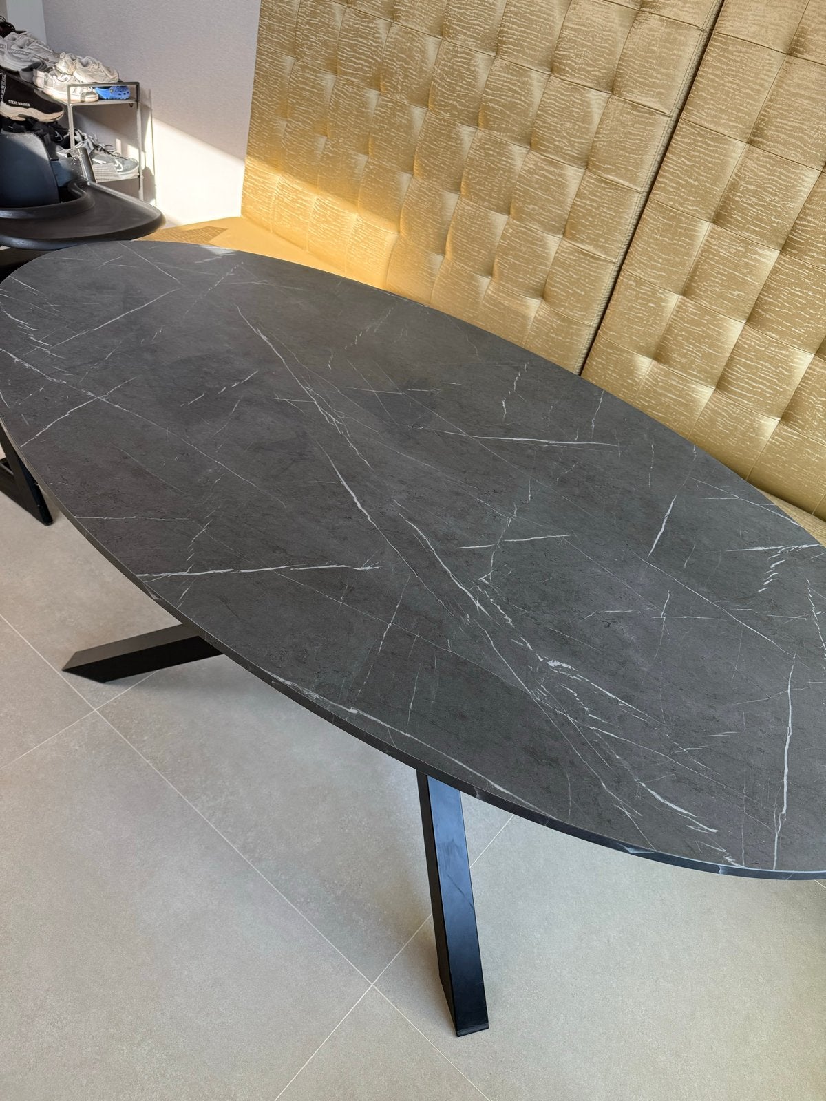 Ovale eettafel met marmerlook blad en zwart metalen onderste, Ophalen, 100 tot 150 cm, Zo goed als nieuw, Vijf personen of meer