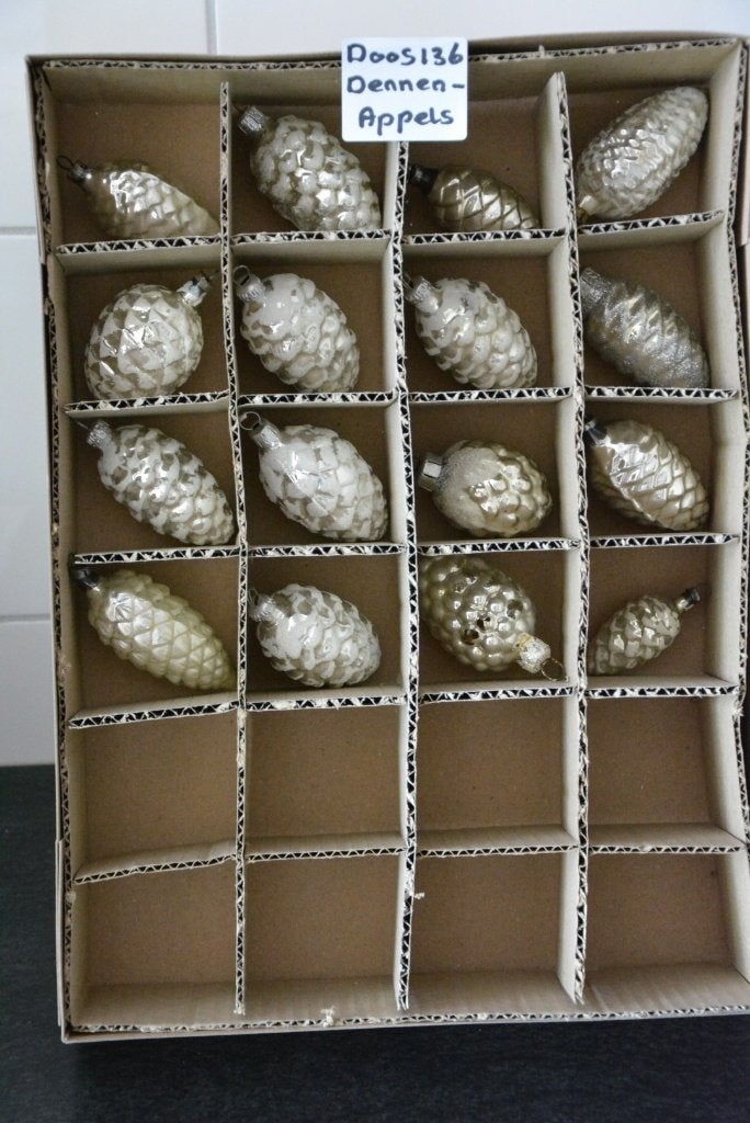 Dennenappels Doos 136, Diversen, Ophalen of Verzenden, Zo goed als nieuw