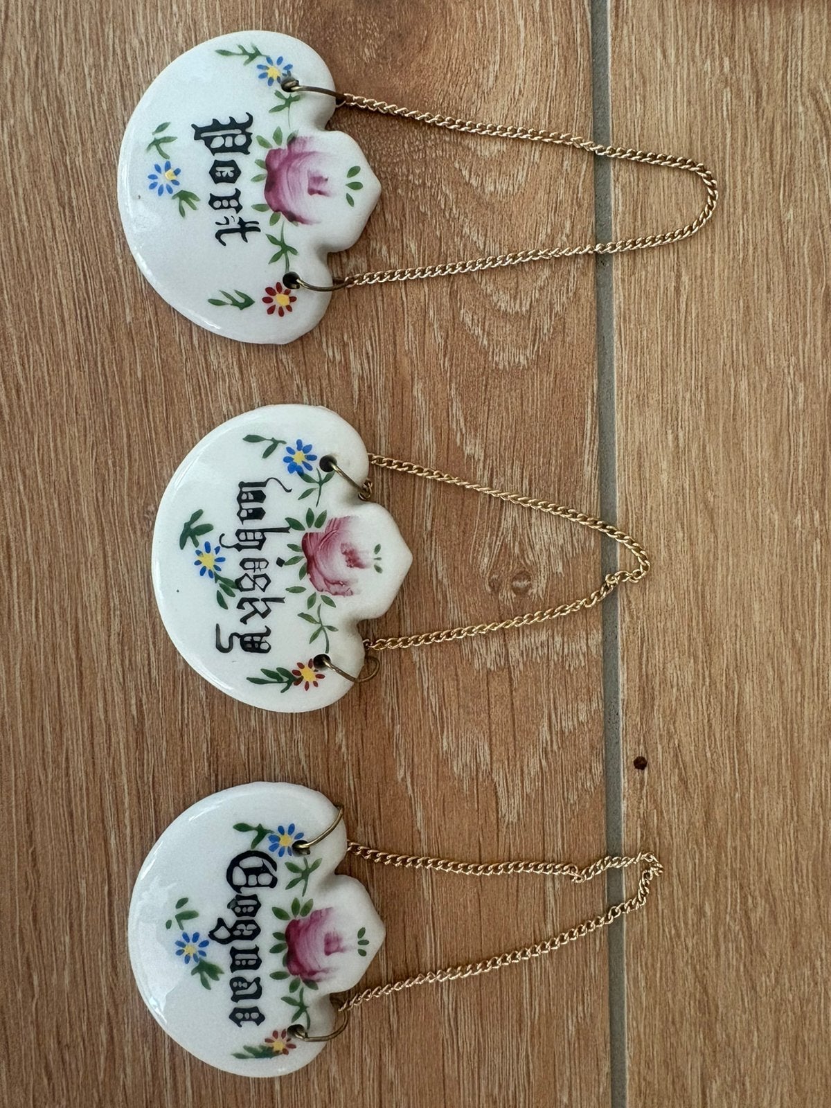 3 Naamplaatjes voor om de hals van een karaf, Antiek en Kunst, Ophalen of Verzenden