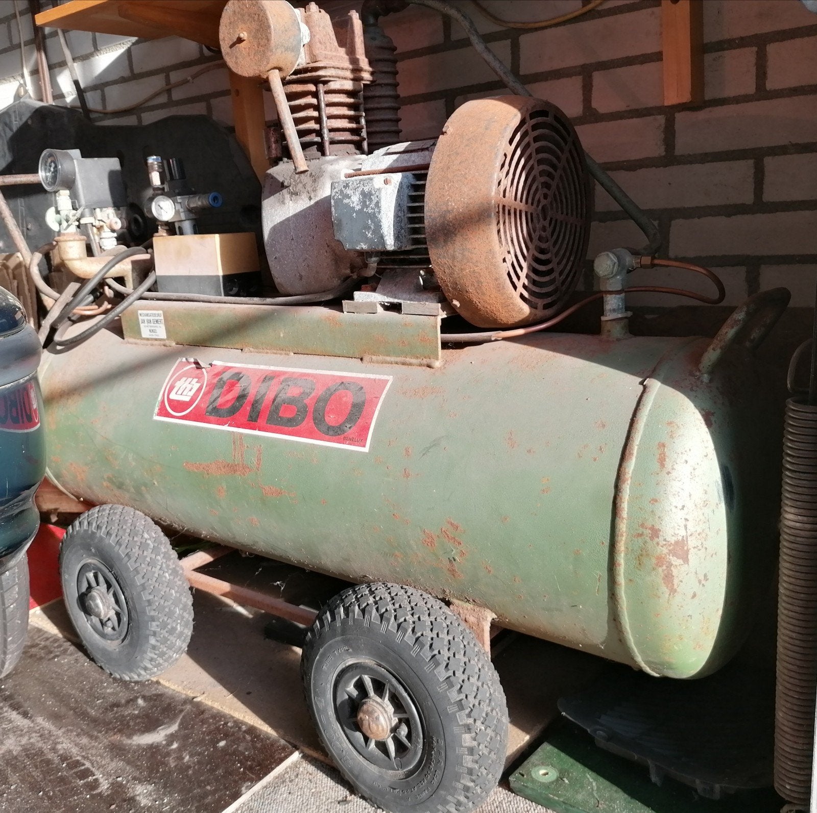 DIBO Airpress Compressor - Robuust en Krachtig, Ophalen, Gebruikt, 200 tot 400 liter/min, Mobiel