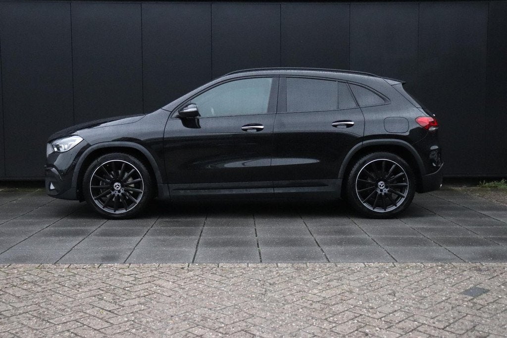 Mercedes-Benz GLA 180 AMG Line | PANO | CAMERA | NAVI | CRUI, Auto's, Mercedes-Benz, Gebruikt, 4 cilinders, Leder en Stof, Zwart