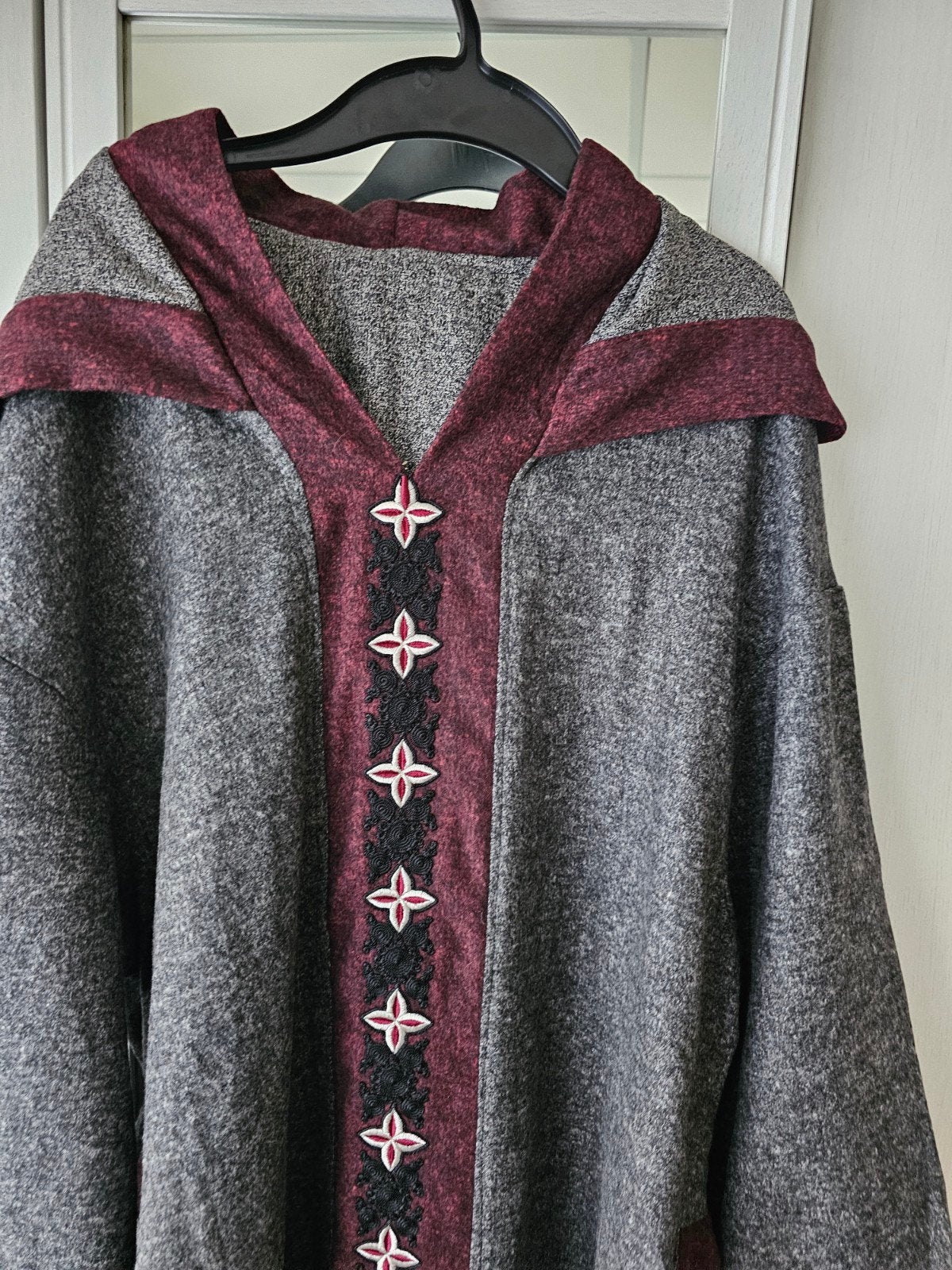 Grijze Djellaba met bordeauxrode details, Kleding | Dames, Gelegenheidskleding, Overige typen, Maat 46/48 (XL) of groter, Nieuw