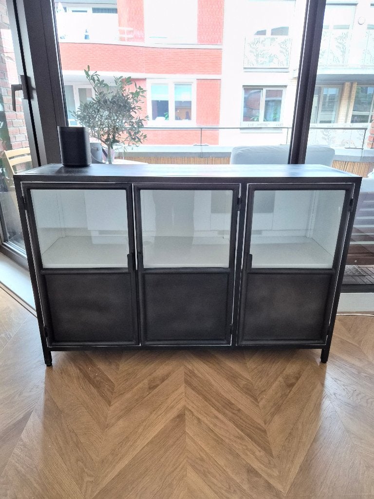 Industriëel dressoir zwart metaal en glas – 3 deuren, Ophalen, Met deur(en), 100 tot 150 cm, Zo goed als nieuw