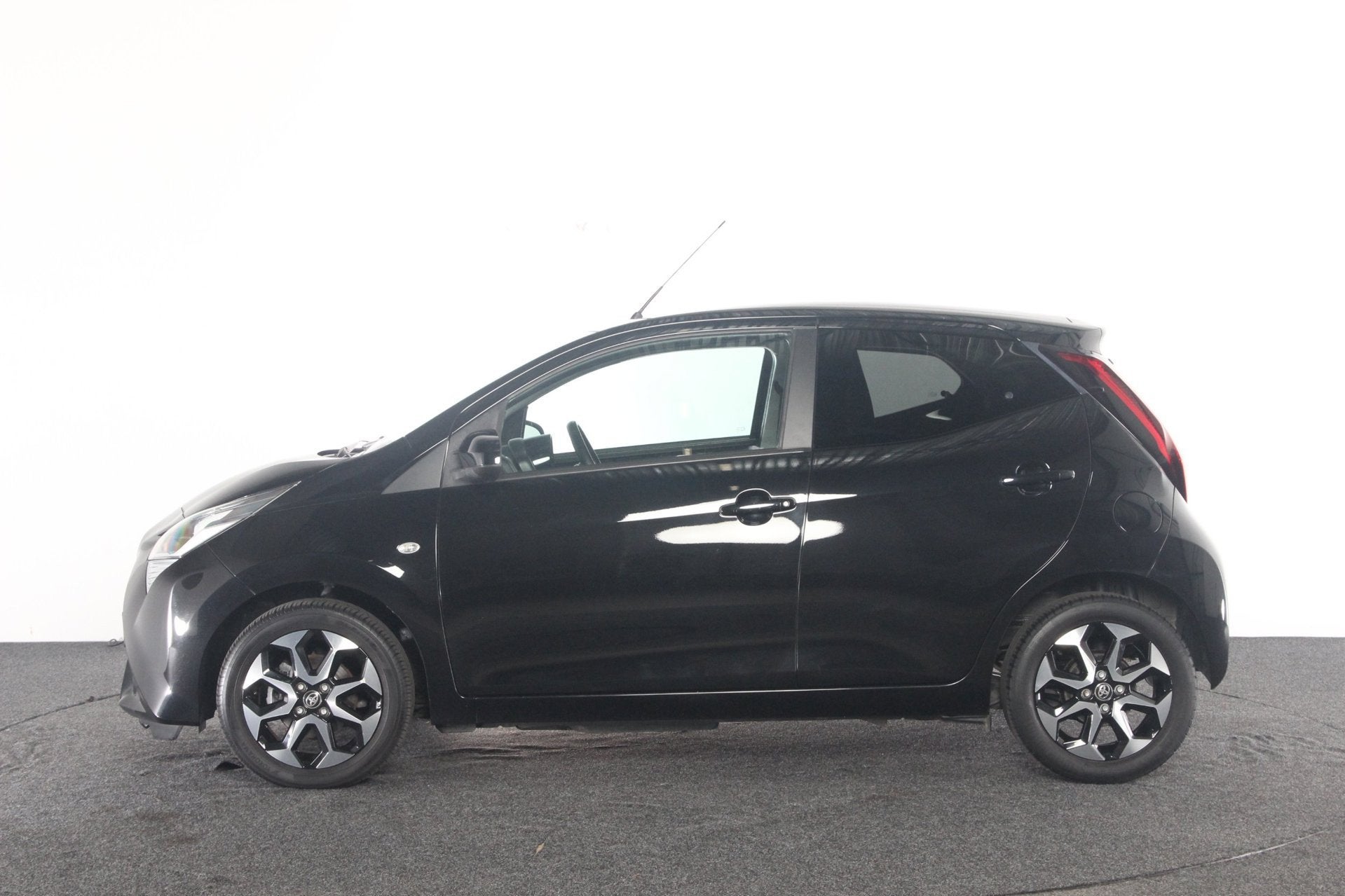 Toyota Aygo 1.0 VVT-i x-cite | groot scherm | NL-auto | eers, Auto's, Voorwielaandrijving, Dealer onderhouden, Gebruikt, Euro 6