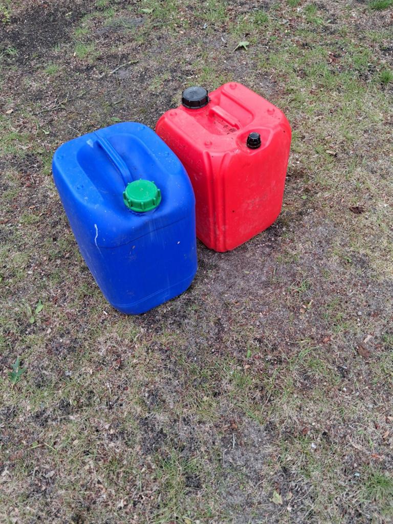 Jerrycans (blauw en rood), Auto diversen, Ophalen, Gebruikt