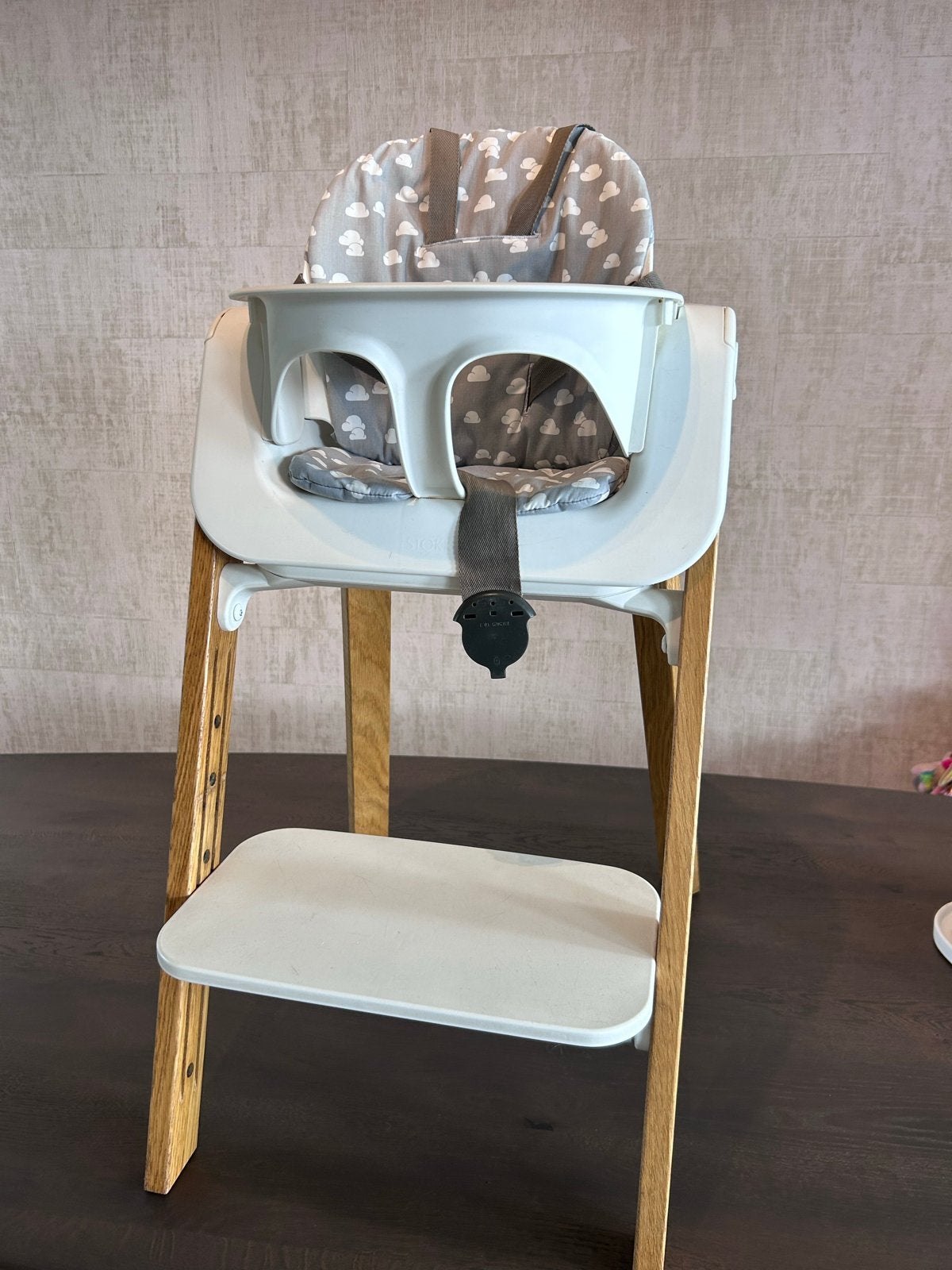 Stokke Steps kinderstoel met babyset en wolkjes kussen, Ophalen, Gebruikt, Meegroeistoel, Gordel(s)
