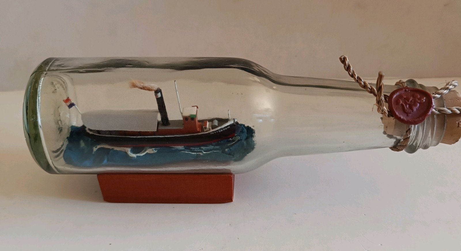 Schip in fles met 'Rotterdam' op de boeg - 18x5x6,5cm, Ophalen of Verzenden, Gebruikt