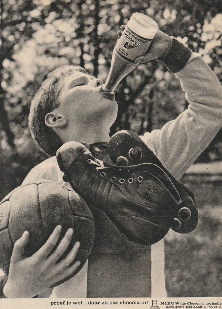 Retro reclame 1962 Nutricia Chocomel jongetje voetbal dorst, Verzenden, Overige typen