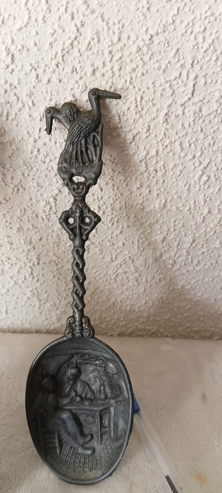 Decoratieve tinnen lepel met ooievaars, 27.5 cm, Antiek en Kunst, Ophalen of Verzenden