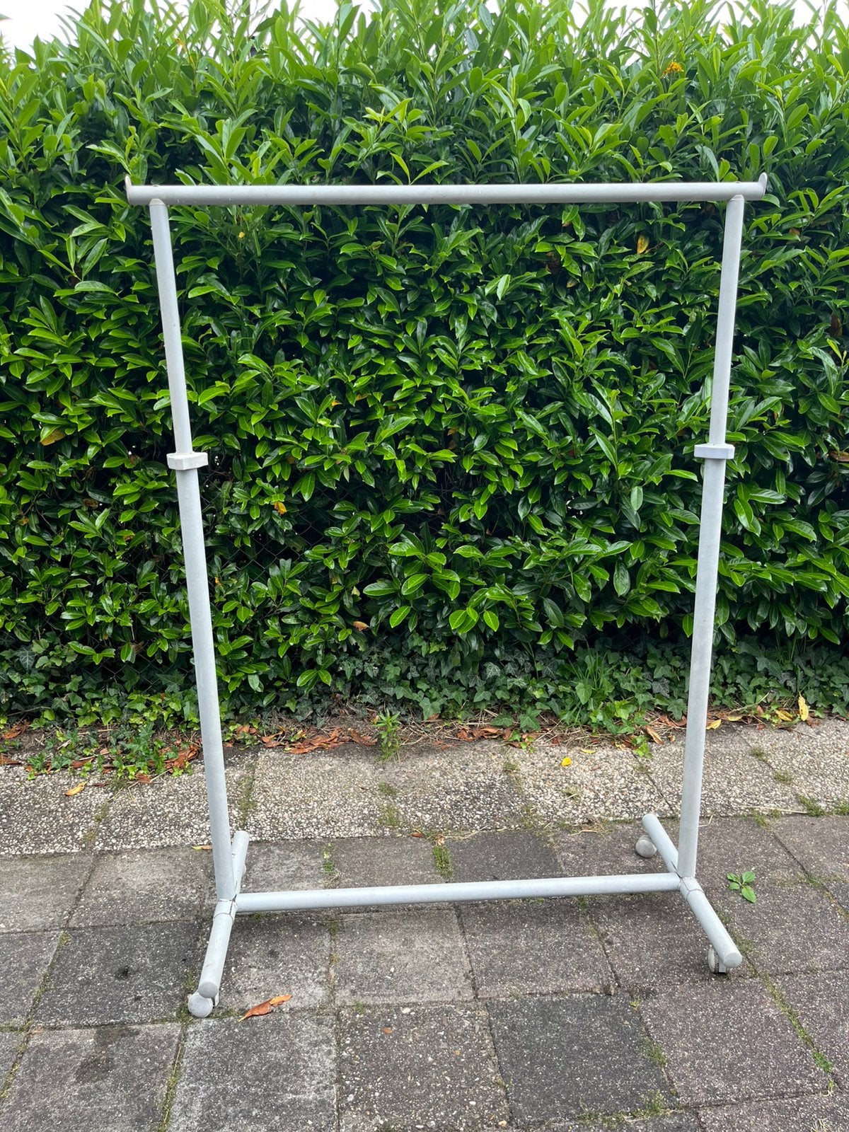 2 kledingrekken 1 kapot wieltje, Ophalen