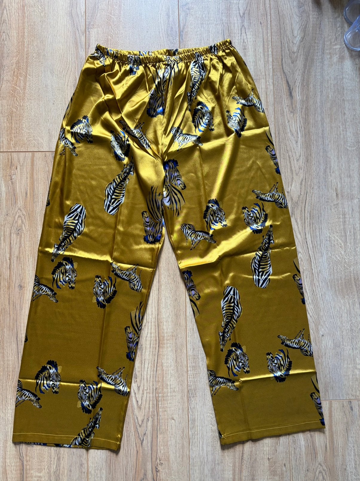 Nieuwe pyjama satijn met zebra’s XL geel, Kleding | Dames, Pyjama's, Ophalen of Verzenden, Nieuw, Maat 46/48 (XL) of groter