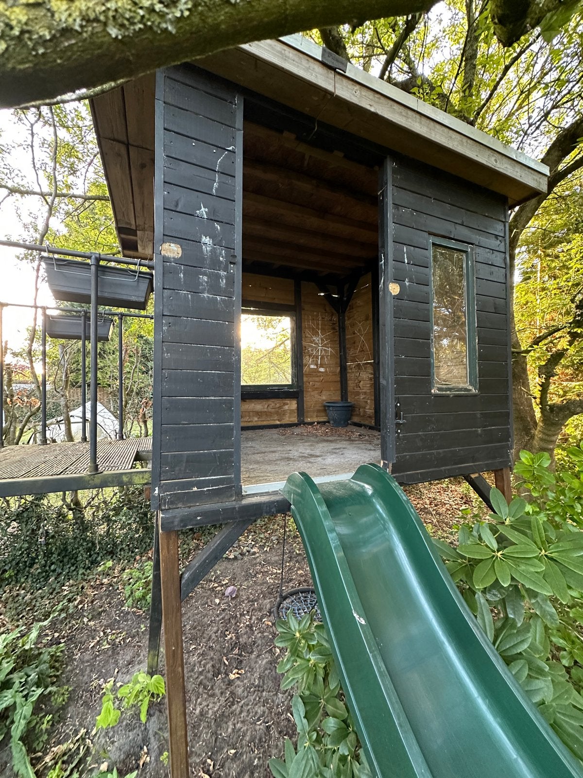Speelhuisje met glijbaan en schommel, Ophalen, Gebruikt, Hout