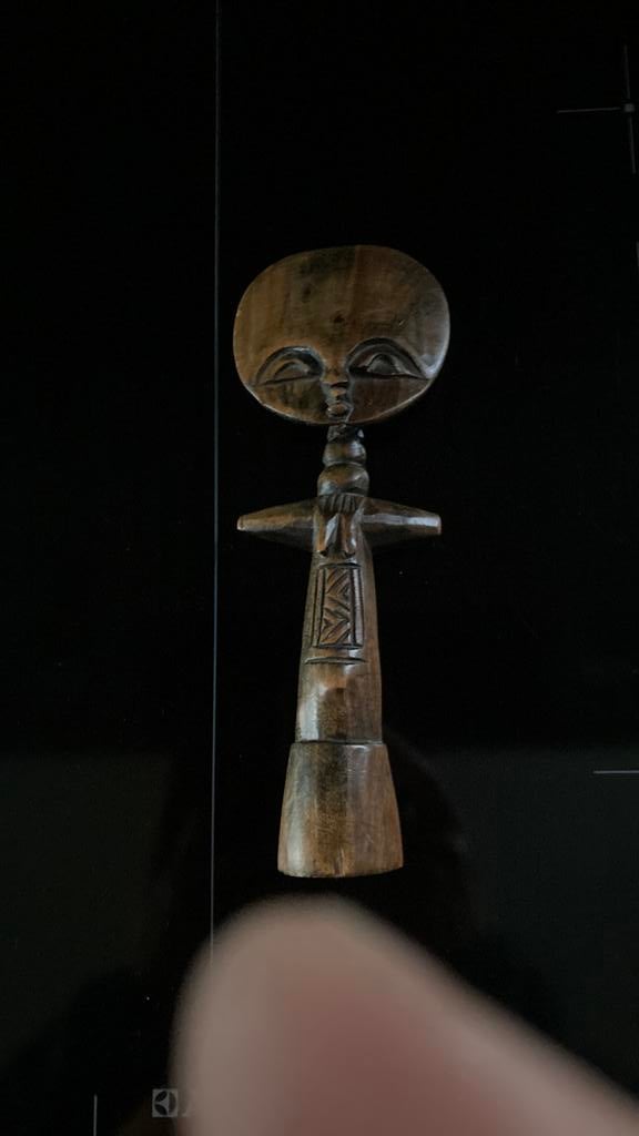 Afrikaans handgesneden beeldje hout, Antiek en Kunst, Ophalen of Verzenden