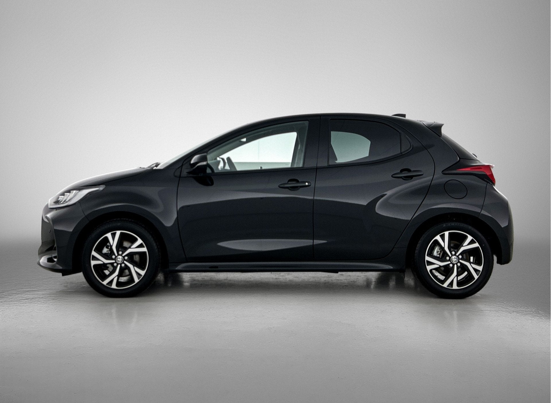 Toyota Yaris 1.5 Hybrid 115 Dynamic | BTW Voertuig | Stoelve, 12 maanden, Gebruikt, Automatische klimaatregeling, Zwart