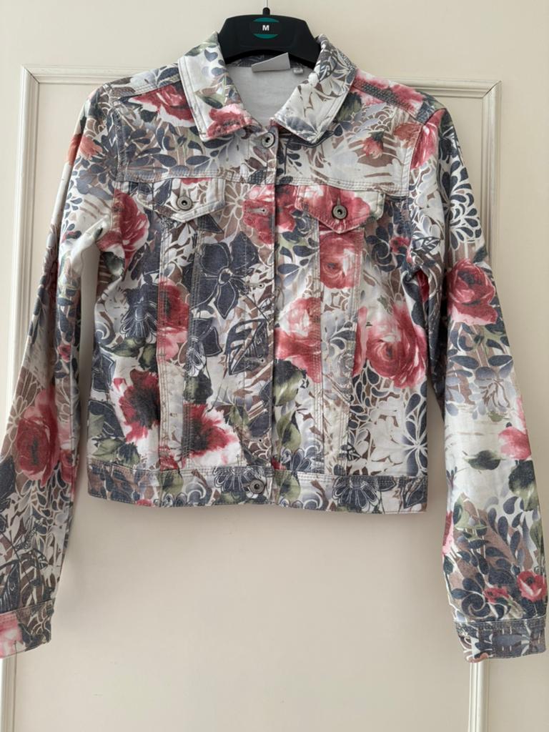 Jyajya gebloemd spijkerjasje 38, Kleding | Dames, Ophalen of Verzenden, Zo goed als nieuw, Blauw