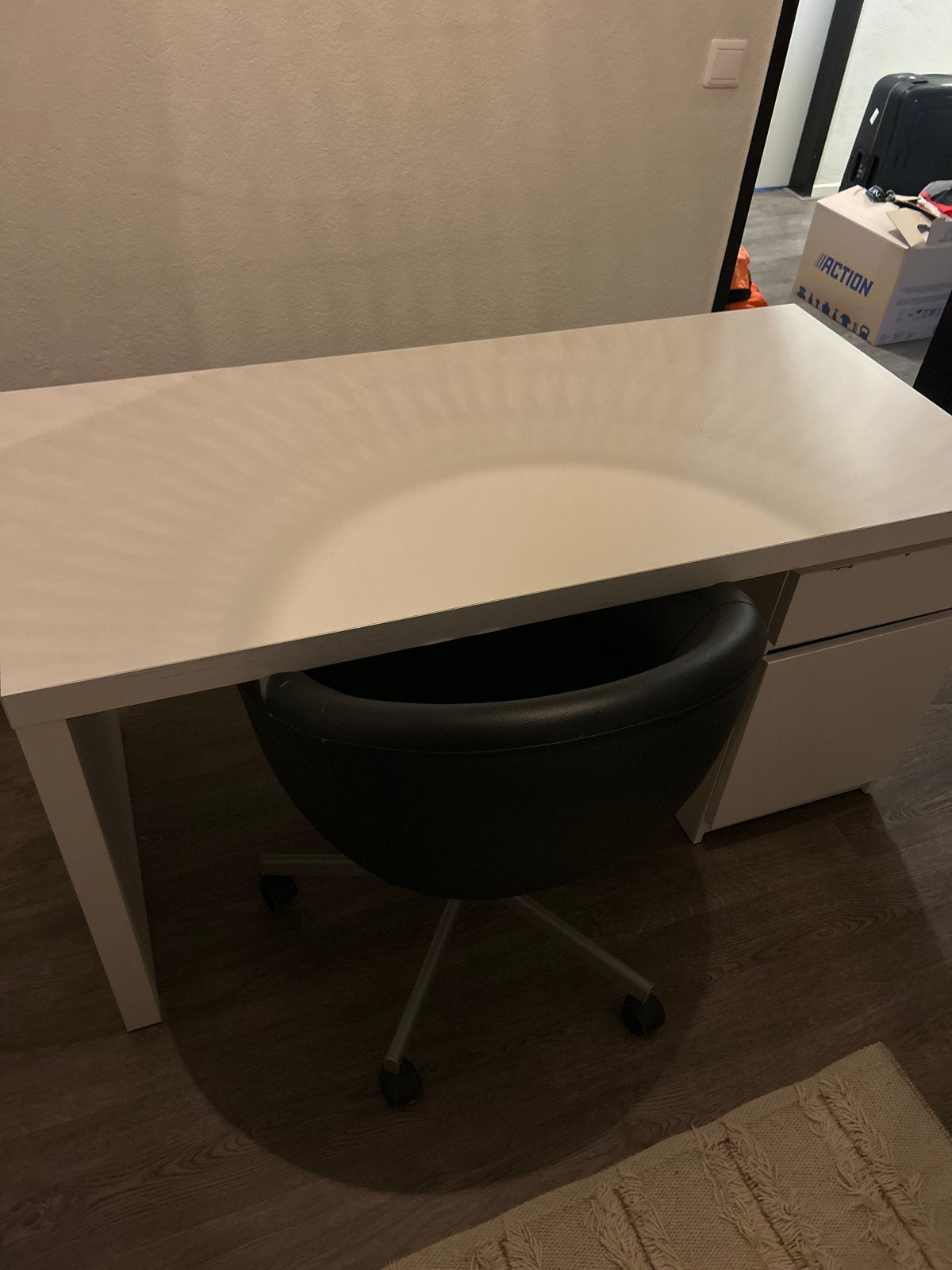 IKEA Malm Bureau 140x65 cm met stoel - Gratis af te halen, Ophalen, Gebruikt, Met lades, Spaanplaat of MDF