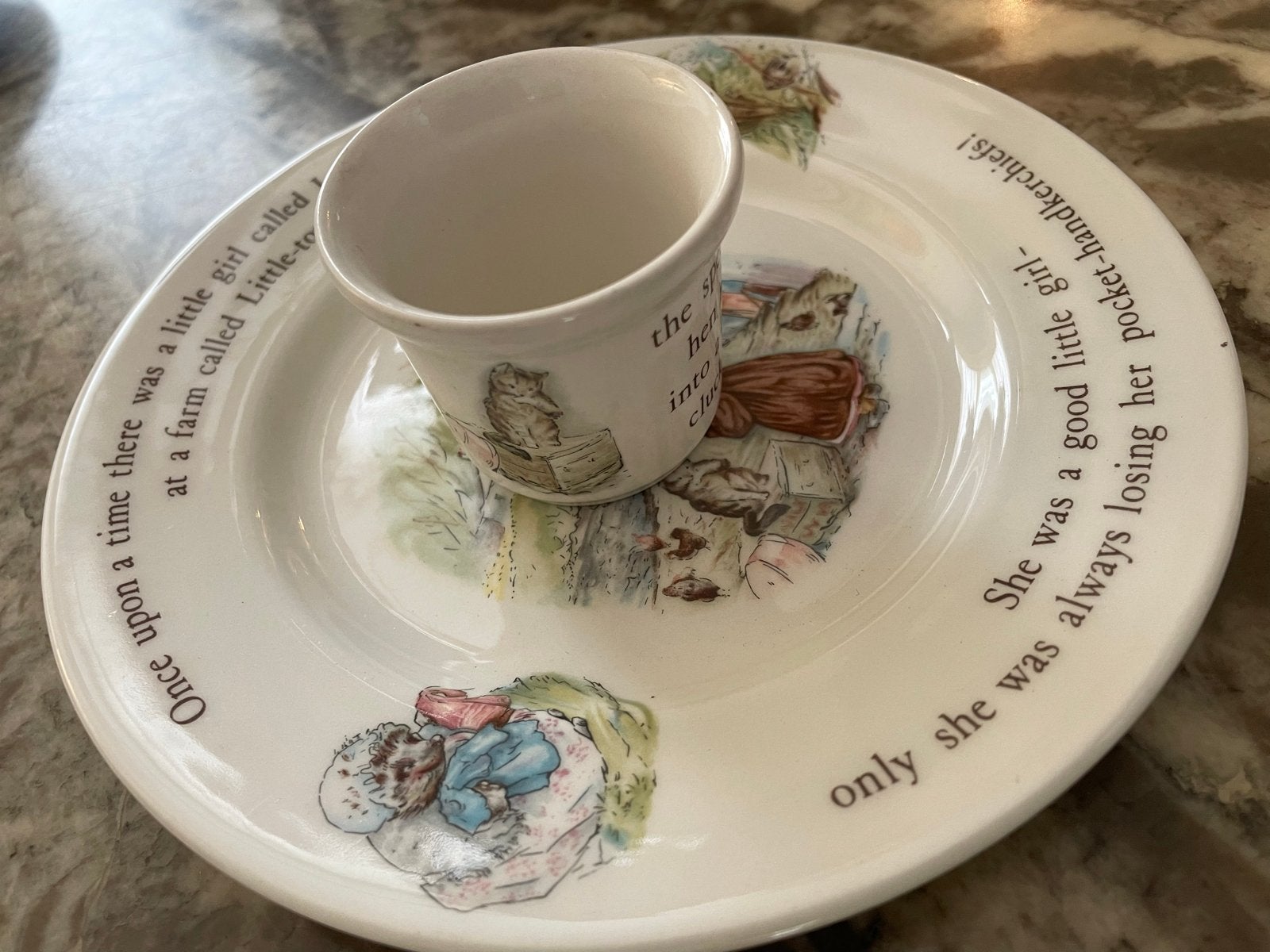 Wedgwood Mrs. Tiggy-Winkle kinderbord en eierdopje, Huis en Inrichting, Keuken | Servies, Gebruikt, Klassiek, Ophalen of Verzenden