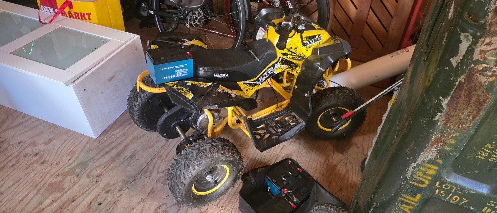 Elektrische Quad Renegade met lader LETOP accu's zijn slecht, Ophalen, Gebruikt