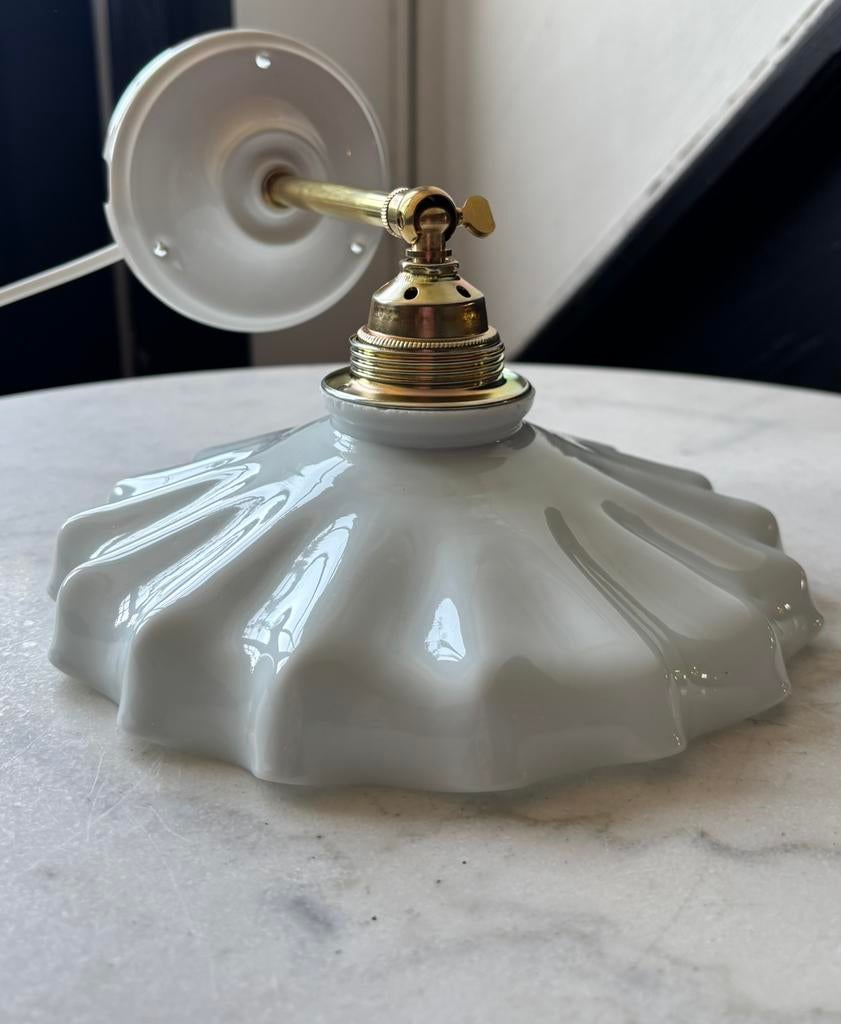 Vintage wit sierlijk melkglas wandlampje glazen lampenkap, Ophalen of Verzenden, Glas