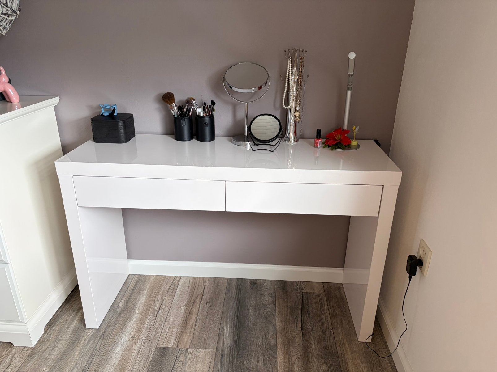 Mooie witte hoogglans sidetabel of make-uptafel, Ophalen, 100 tot 150 cm, Zo goed als nieuw, 25 tot 50 cm