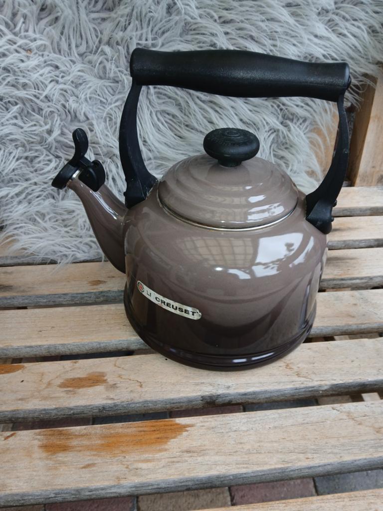 Le Creuset fluitketel, Gebruikt, Ophalen of Verzenden, Metaal, Bruin