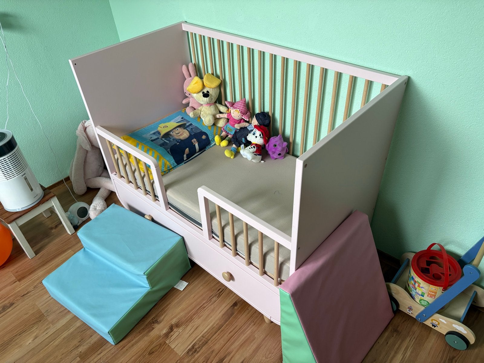 Roze MYLLRA babybedje verstelbaar met lade, Ophalen, 85 tot 100 cm, Gebruikt, 140 tot 160 cm