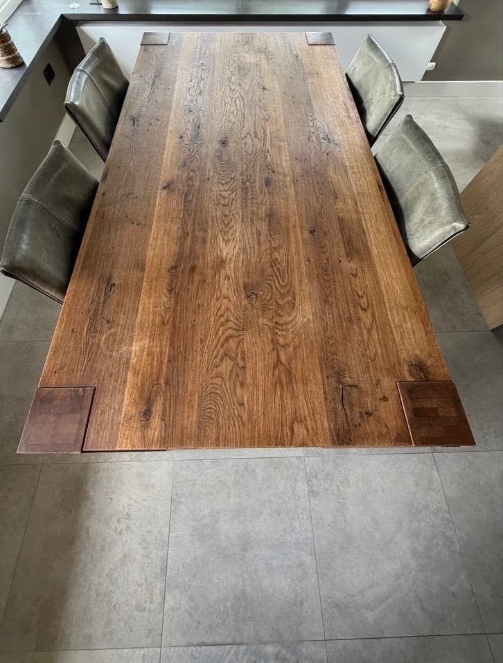 Robuuste eikenhouten eettafel met vier lederen stoelen, Huis en Inrichting, Ophalen, Gebruikt, 100 tot 150 cm, Eikenhout
