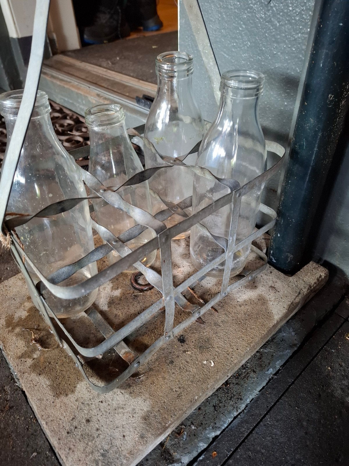 Brocante melkfles rekje met flessen, Ophalen of Verzenden