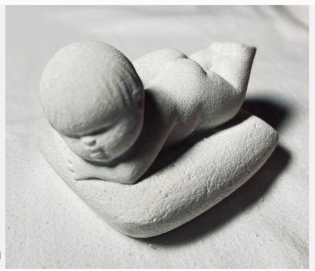 Schattig stenen baby beeldje, baby op kussen 7,5 x 6 cm, Ophalen of Verzenden, Zo goed als nieuw, Mens