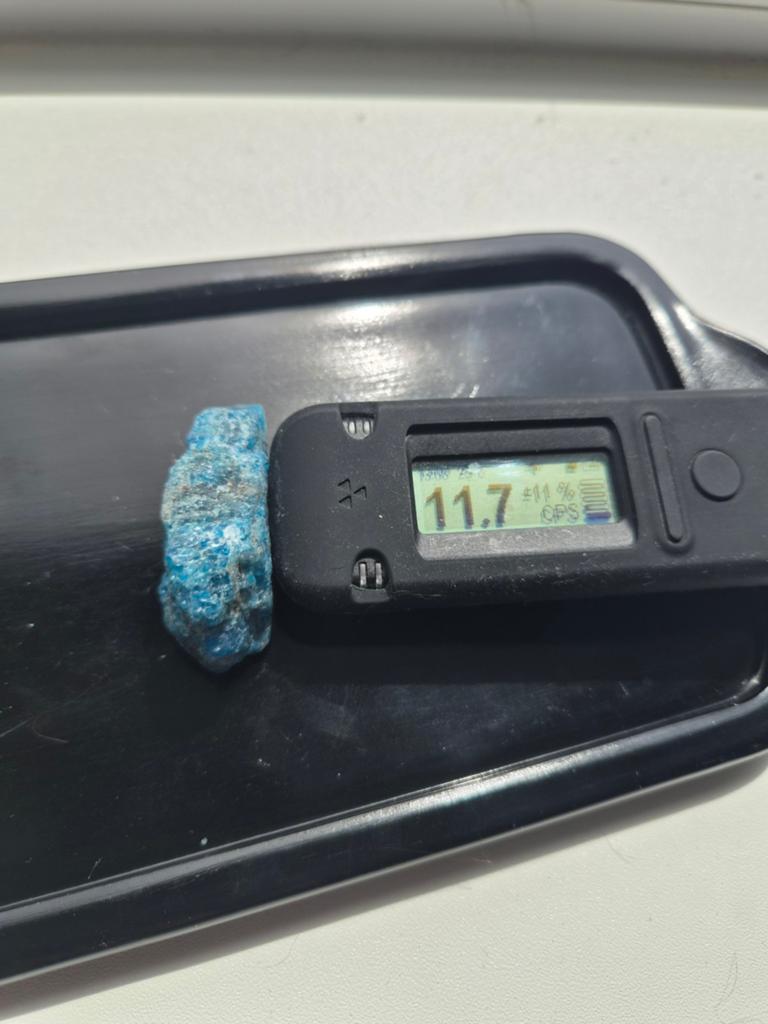 Stuk blauwe apatiet radioactief (uranium /thorium), Ophalen of Verzenden, Mineraal