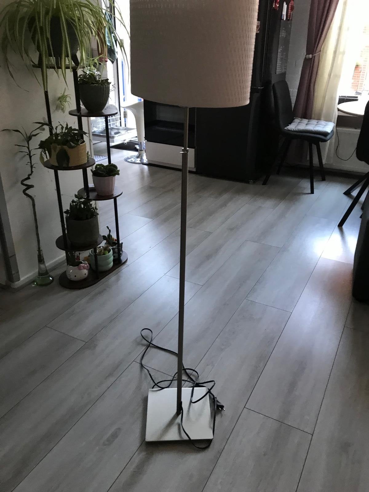 Stijlvolle staande lamp met stoffen kap 2 stuks voor €35, Gebruikt, Metaal, 150 tot 200 cm, E27 (groot)