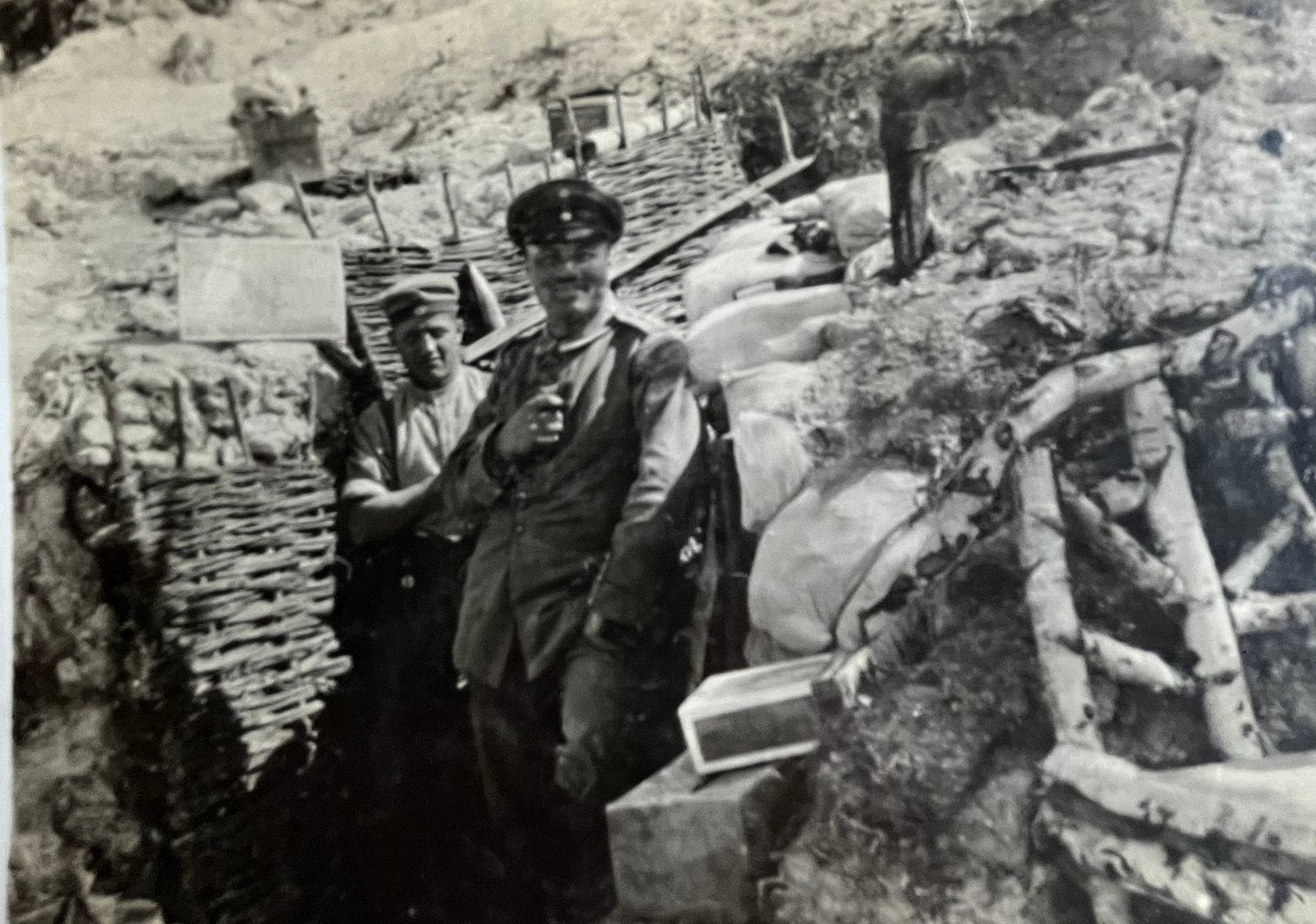 WO1 DUITS Zw/w foto Officier en soldaat in de loopgraaf, Verzenden, Landmacht, Duitsland, Foto of Poster