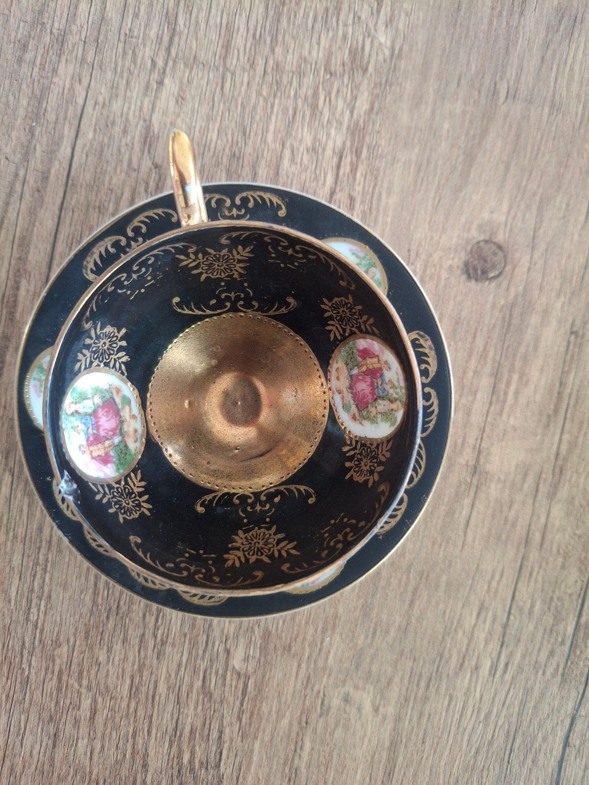 Mini kop en schotel met gouden detail en kleine beschadiging, Ophalen