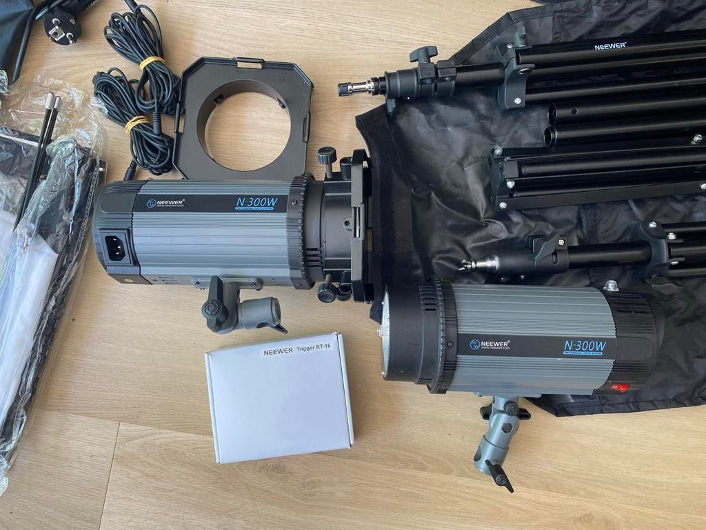 Neewer N-300W flitsset (1 van de 2 flitsen defect), Ophalen, Overige merken