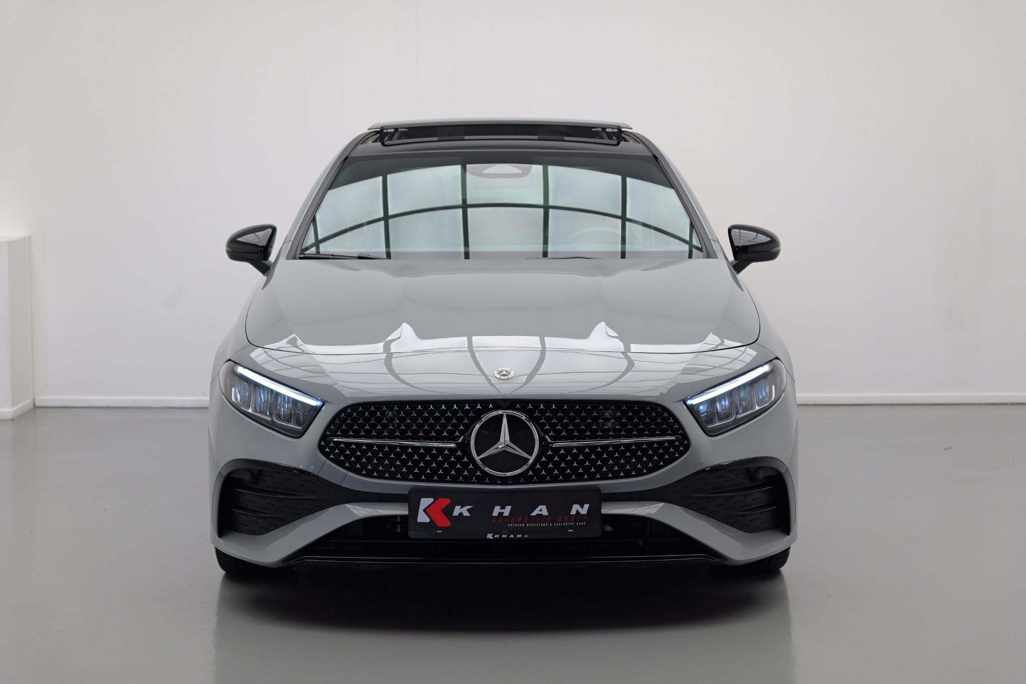 Mercedes-Benz A-klasse A200 AMG Line |Pano|AlpineGrau|Ambien, Auto's, Gebruikt, 4 cilinders, Bedrijf, Zilver of Grijs