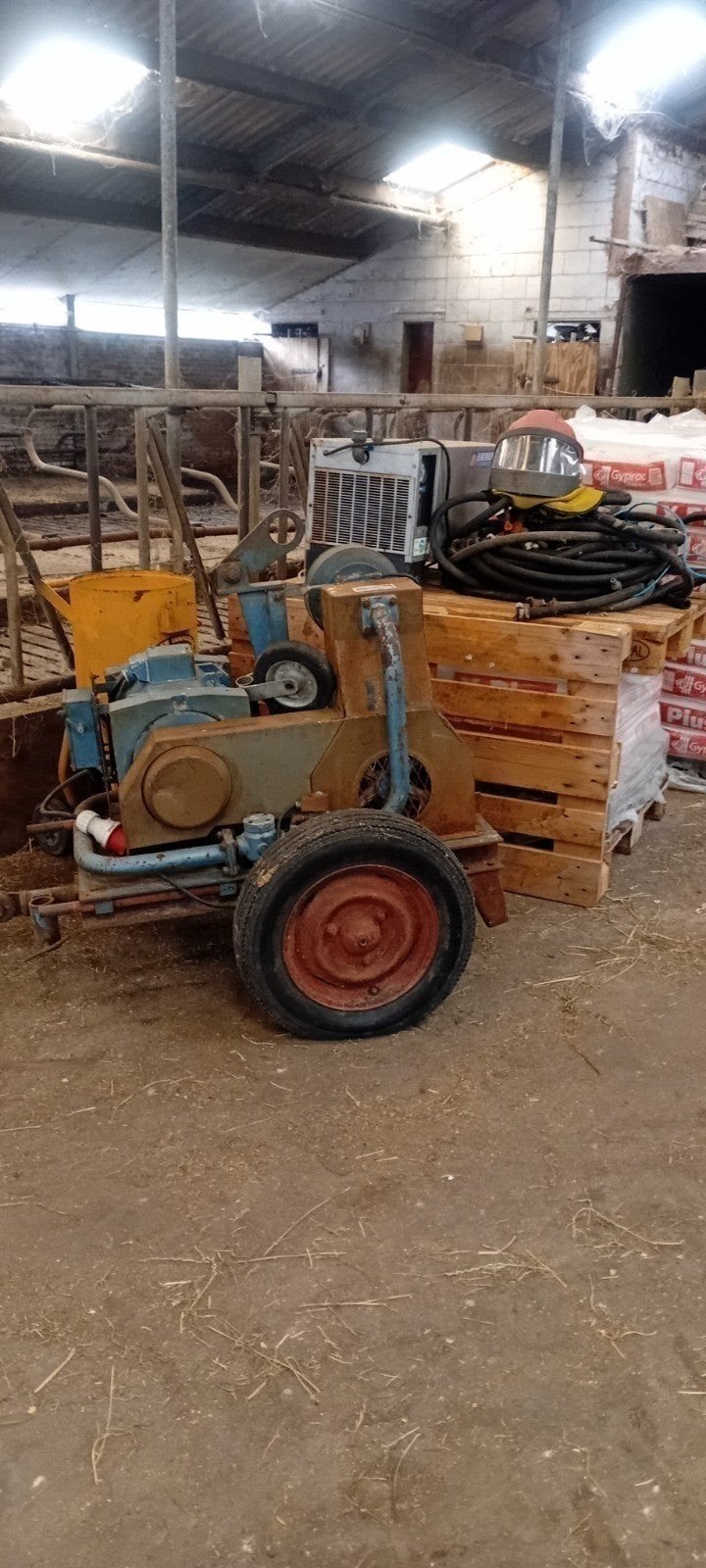 Mobiele zandstraalmachine met compressor en toebehoren, Doe-het-zelf en Verbouw, Gebruikt, 6 tot 10 bar, 25 tot 100 liter, Mobiel