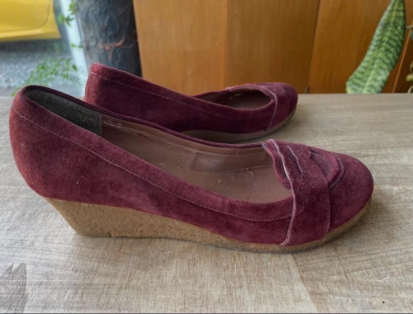 Mooie GamLoong Bordeaux Suède pumps Sleehakken Maat 38, Pumps, Ophalen of Verzenden, Zo goed als nieuw, Rood