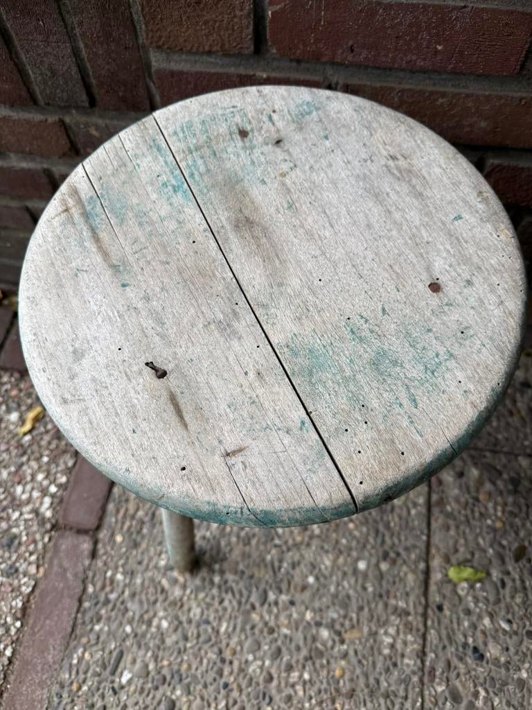 Landelijk oud krukje, Ophalen