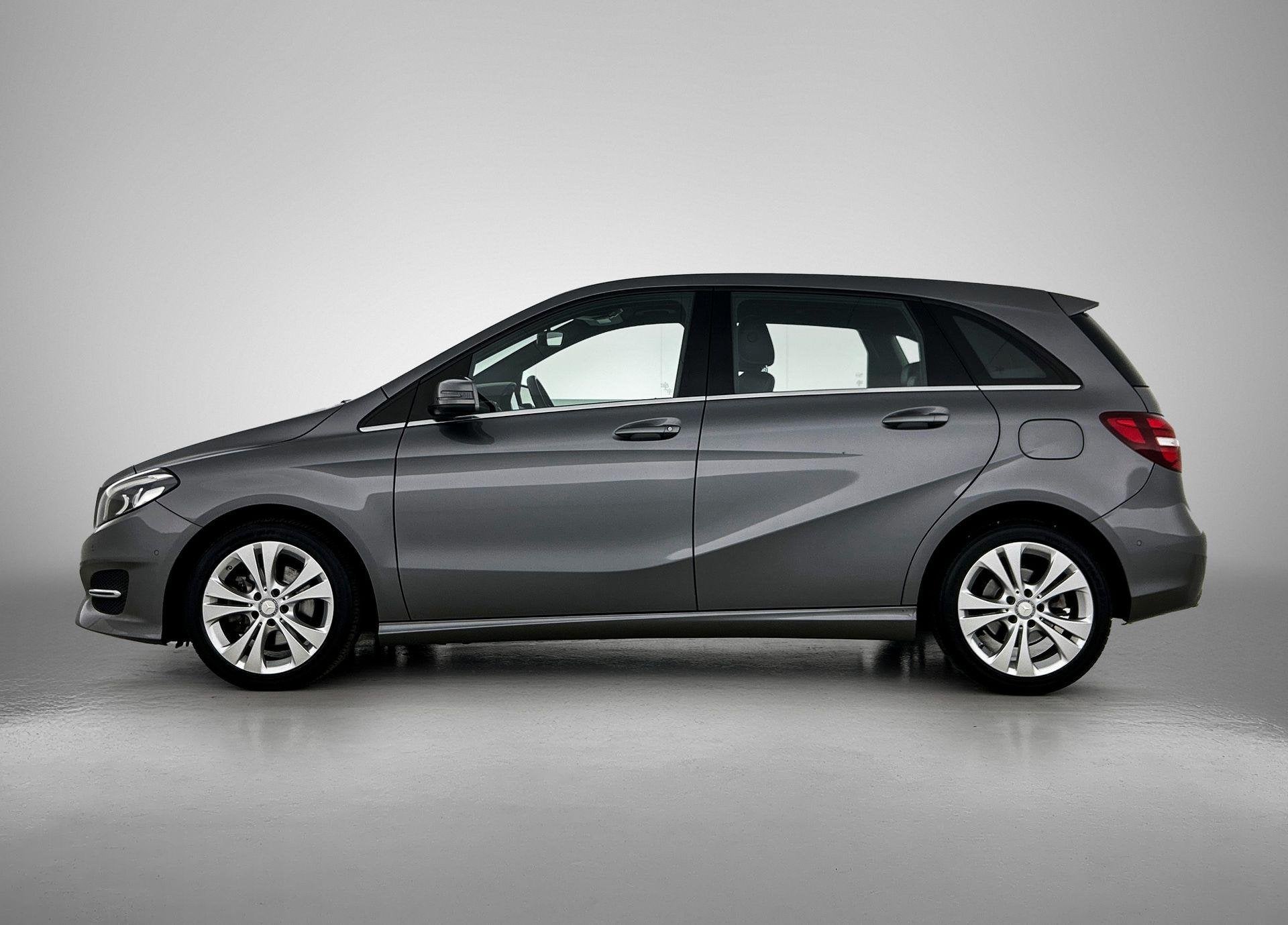 Mercedes-Benz B-klasse 180 Ambition | APPLE CARPLAY - ANDROI, Voorwielaandrijving, Gebruikt, 4 cilinders, Leder en Stof