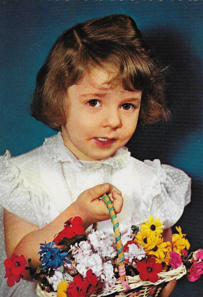 Ae63 Gelopen ansichtkaart meisje met mand bloemen, Verzamelen, Ophalen of Verzenden, 1960 tot 1980, Gelopen, Kinderen