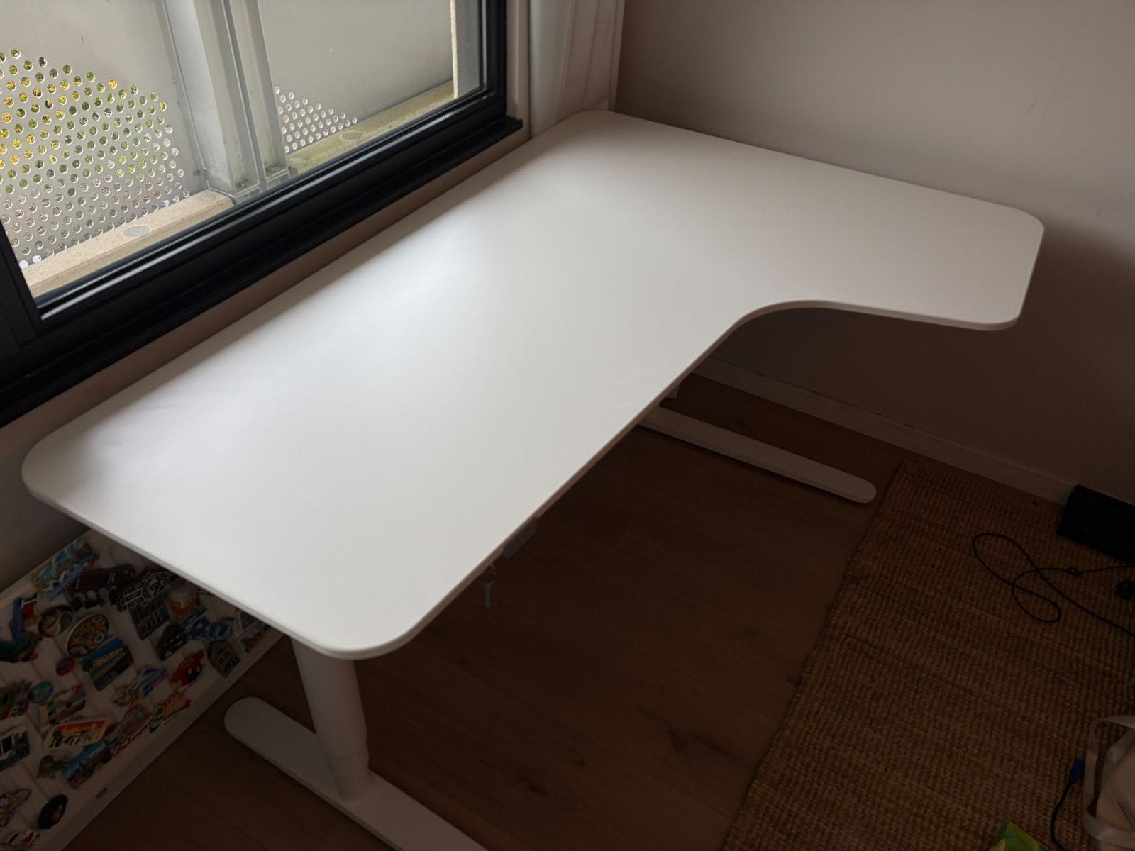Hoekbureau met zit/sta onderstel en bureaustoel, Ophalen, Hoekbureau, Zo goed als nieuw, IKEA