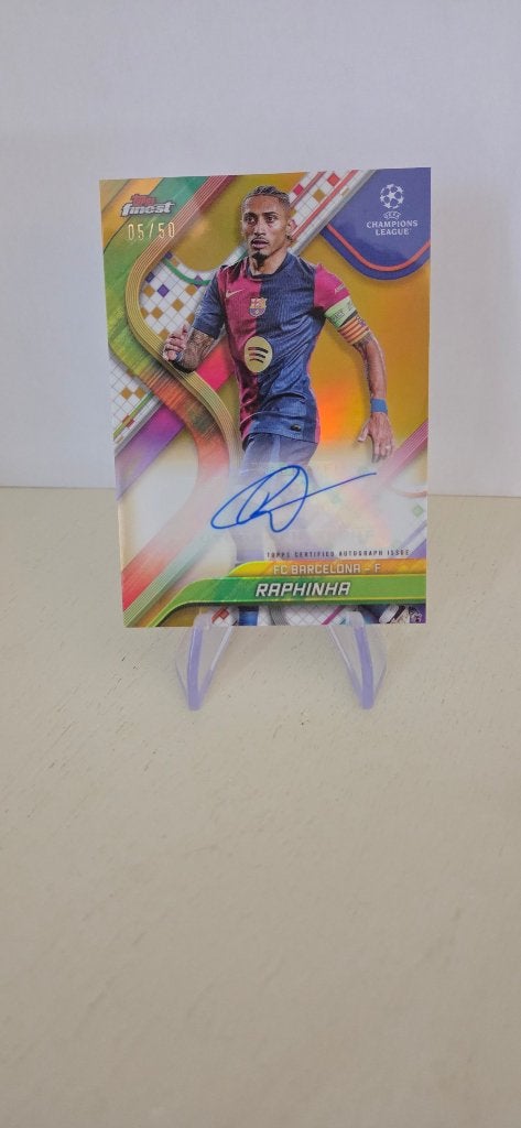 2024 Topps Finest Raphinha Barcelona gold auto /50, Verzamelen, Verzenden, Nieuw, Buitenlandse clubs, Spelerskaart