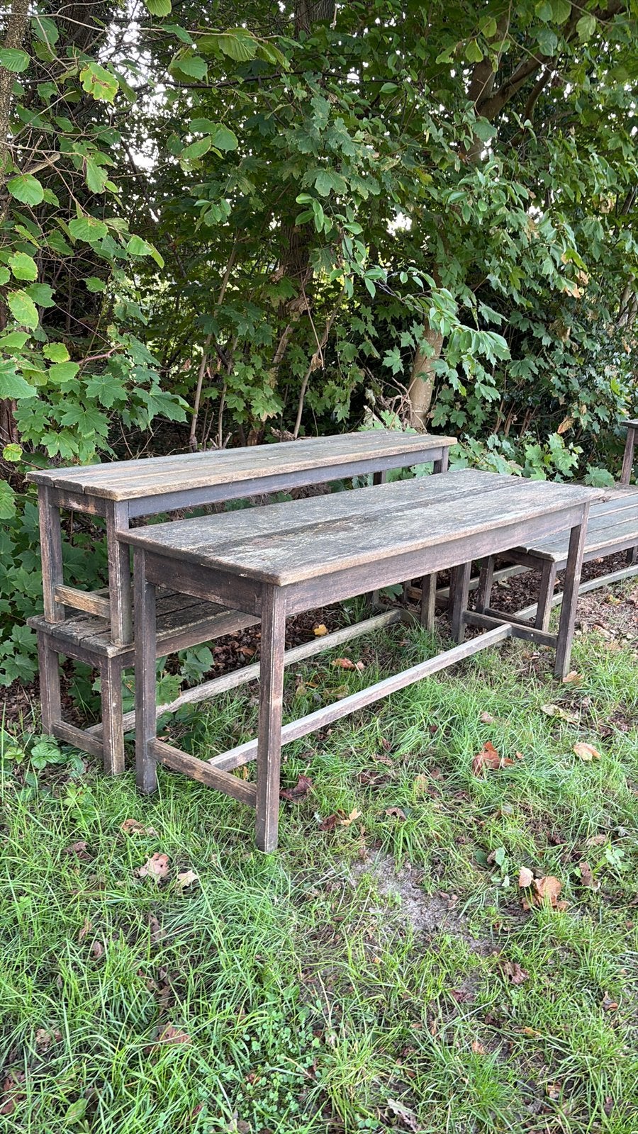 Gratis af te halen houten tuintafel met twee banken