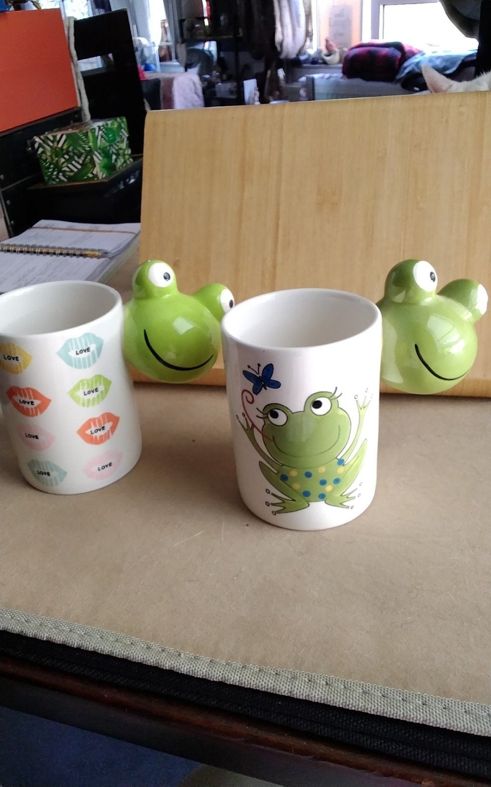 2 Mokken voor  kikker liefhebbers, Huis en Inrichting, Keuken | Servies, Ophalen of Verzenden, Aardewerk, Overige stijlen, Kop(pen) en/of Schotel(s)