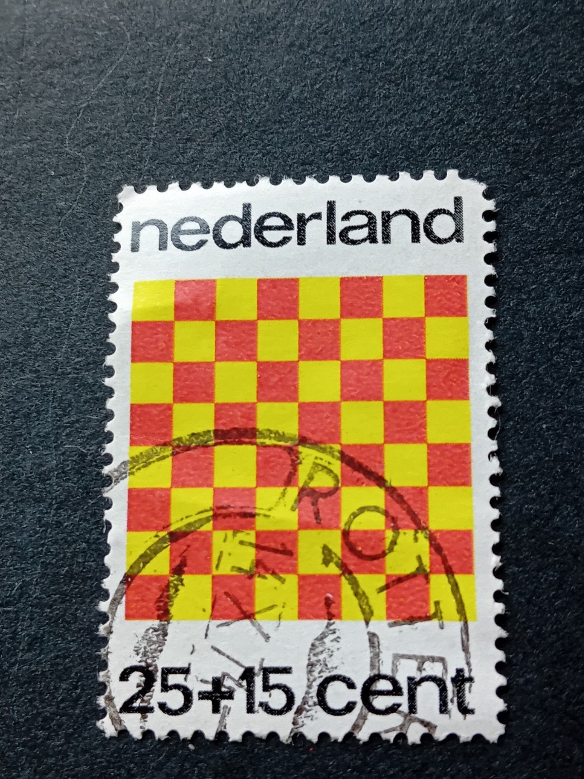 Nederlandse postzegel 25+15 cent - Schaakbord motief, Postzegels en Munten, Ophalen of Verzenden