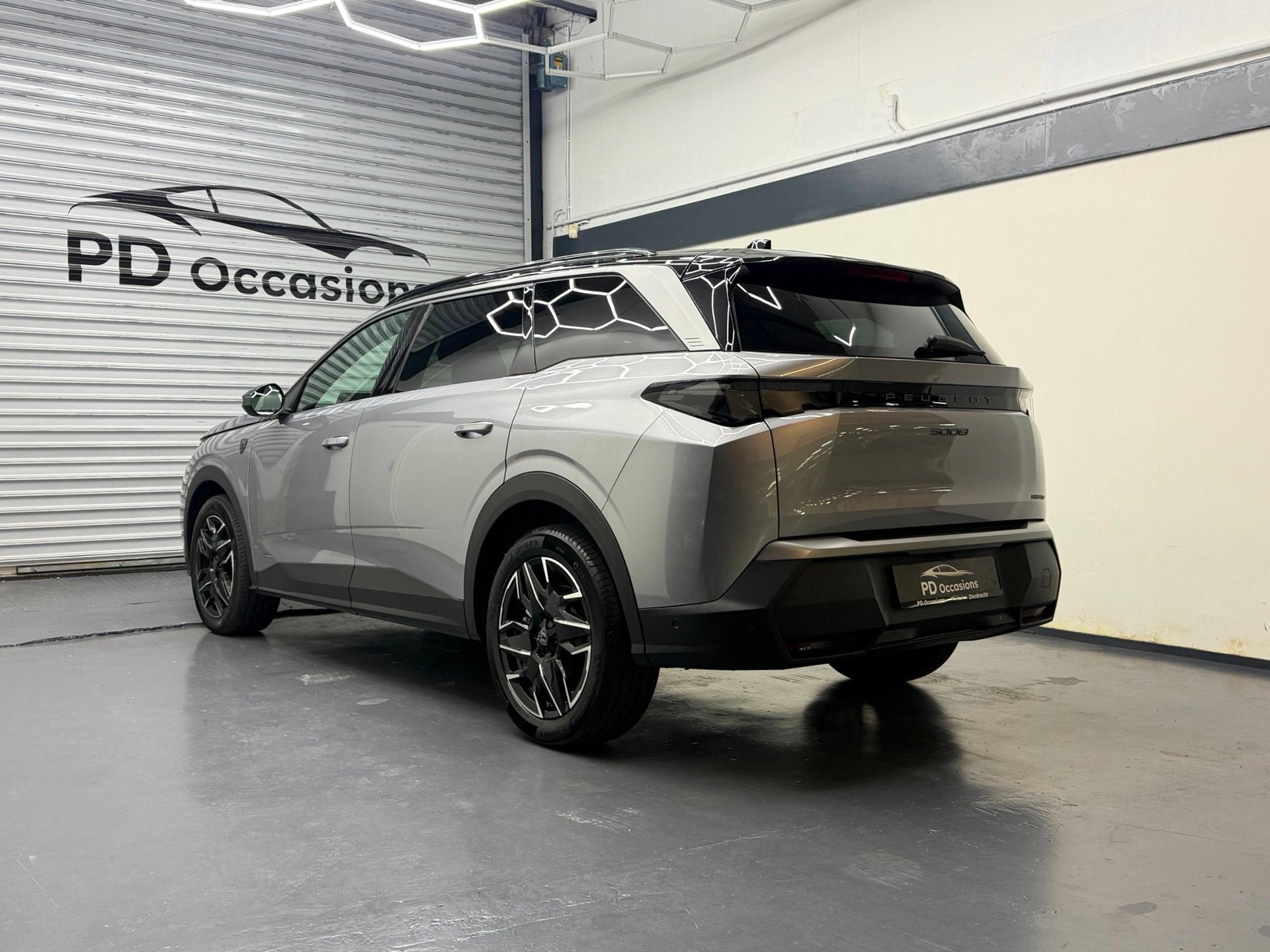 Peugeot 5008 1.2 Hybrid 145 GT Executive - 7P - Demo - Massa, Auto's, Zwart, 1199 cc, 7 stoelen, Origineel Nederlands