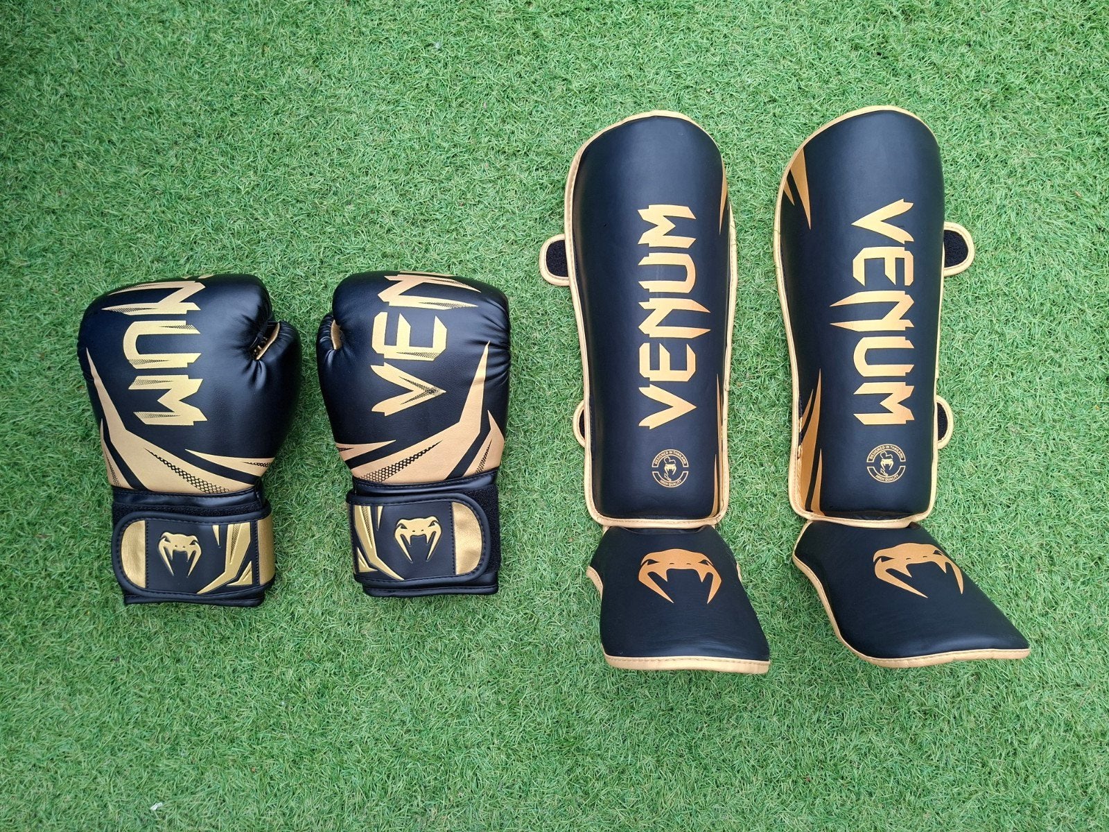 Venum bokshandschoenen en scheenbeschermers zwart / goud, Overige, Vechtsportmateriaal, Zo goed als nieuw, Maat M
