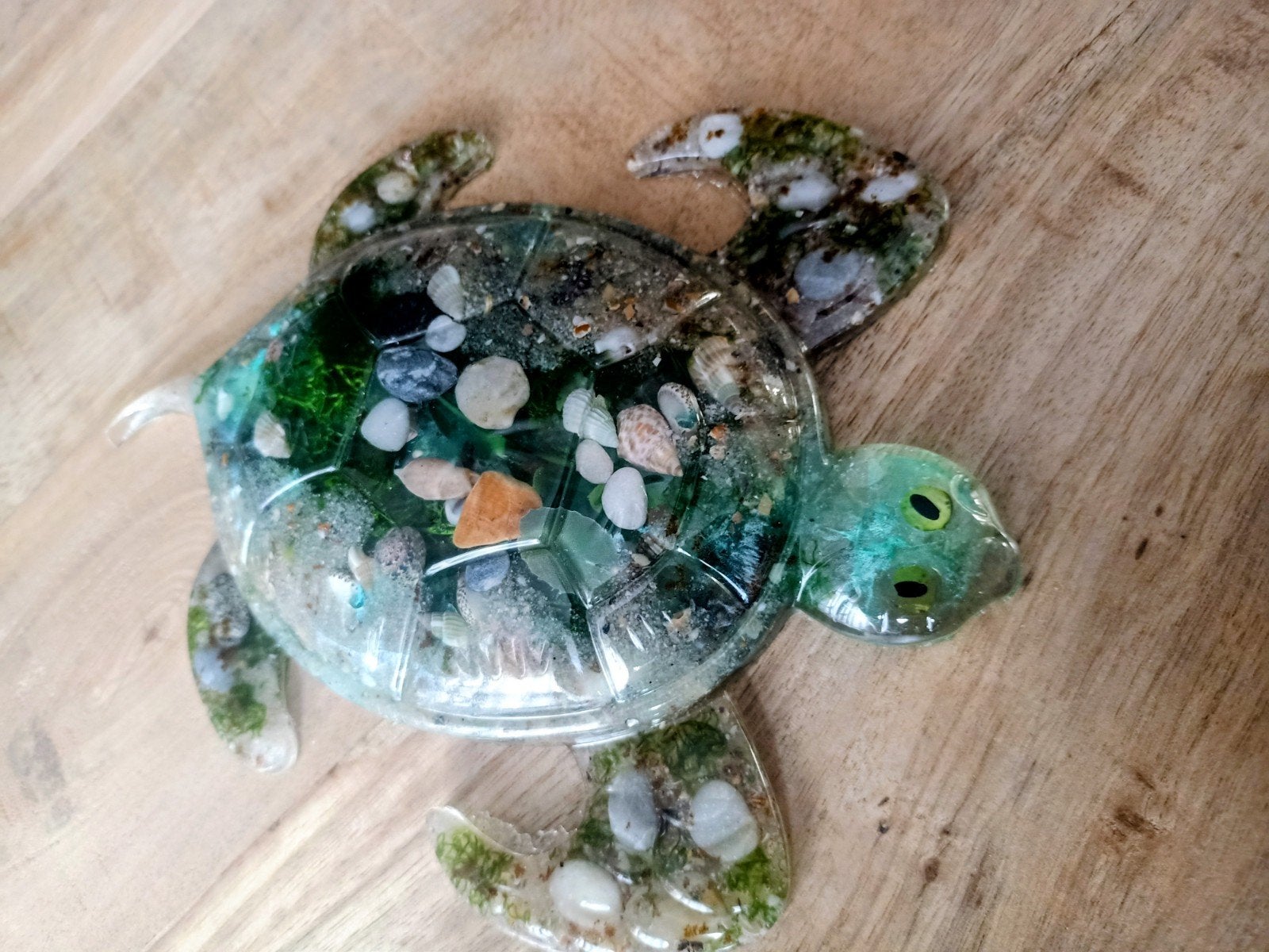 Decoratieve schildpad van hars met zand en schelpen, Ophalen of Verzenden, Beeldje of Figuurtje